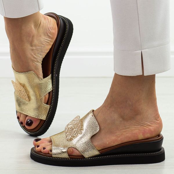 Złote klapki damskie na koturnie Jezzi 2267-9. Żółte klapki damskie Jezzi, na lato, bez wzorów, ze skóry, eleganckie, bez obcasa, na koturnie, bez zapięcia. Za 189.00 zł.