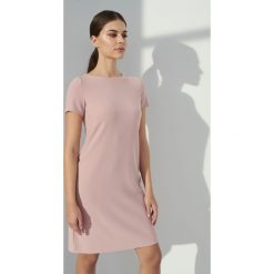 Elegancka sukienka. Sukienki damskie Greenpoint, bez wzorów, z poliesteru, eleganckie, bez kołnierzyka, bez ramiączek. Za 89.99 zł.