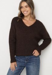 Brązowy Sweter z Dodatkiem Wełny i Dekoltem w Serek Estorea. Brązowe swetry nierozpinane damskie Born2be, l, bez wzorów, z wełny, eleganckie, bez kołnierzyka, bez ramiączek. Za 109.99 zł.