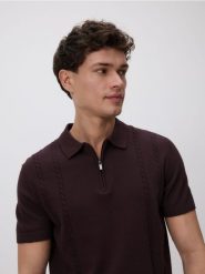 Bawełniany sweter polo - ciemnobrązowy. Brązowe swetry męskie Reserved, l, bez wzorów, z bawełny, bez kołnierzyka, bez ramiączek. Za 119.99 zł.