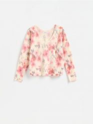 Wzorzysty sweter - różowy. Czerwone swetry nierozpinane damskie Reserved, l, bez wzorów, z dzianiny, bez kołnierzyka, bez ramiączek. Za 139.99 zł.
