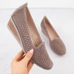 Zamszowe półbuty damskie na koturnie ażurowe brązowe Potocki SZ12306. Brązowe półbuty damskie POTOCKI, w ażurowe wzory, ze skóry ekologicznej, bez obcasa, na koturnie, bez zapięcia. Za 81.00 zł.