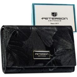 Poziomy, duży portfel damski ze skóry naturalnej i ekologicznej w czarnym kolorze Peterson PTN PS112-MLF. Czarne portfele damskie Peterson, ze skóry. Za 139.99 zł.