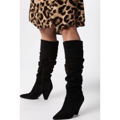 Czarne Kozaki Wallis. Czarne kozaki damskie Born2be, bez wzorów, przed kolano, bez obcasa, na obcasie, bez zapięcia. Za 169.99 zł.