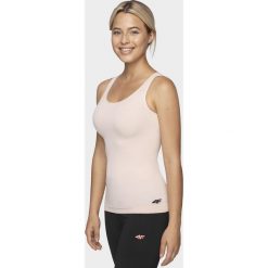 Top damski TSD301 - pudrowy koral. Topy damskie 4F, bez wzorów, z dzianiny, bez kołnierzyka, bez ramiączek. Za 39.99 zł.