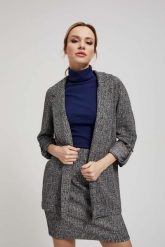Marynarka z podwijanymi rękawami. Marynarki i żakiety damskie MOODO, bez wzorów, z elastanu, bez kołnierzyka, bez ramiączek. W wyprzedaży za 63.99 zł.