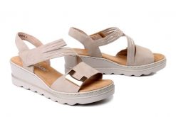 RIEKER 67410-62 beige, sandały damskie. Brązowe sandały damskie Rieker, bez wzorów, bez obcasa, na koturnie, bez zapięcia. Za 319.90 zł.
