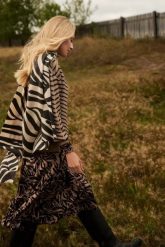 Dwukolorowy szalik. Szaliki damskie MOODO, bez wzorów, z poliesteru. W wyprzedaży za 23.99 zł.