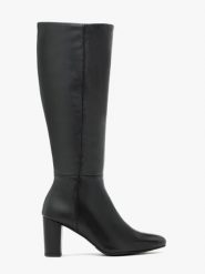 Czarne kozaki z szeroką cholewką. Czarne kozaki damskie Ryłko, bez wzorów, ze skóry, bez obcasa, na obcasie, bez zapięcia. Za 699.99 zł.