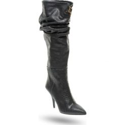 Czarne skórzane kozaki Patrizia Pepe. Czarne kozaki damskie Patrizia Pepe, z aplikacjami, ze skóry, bez obcasa, na obcasie, bez zapięcia. Za 1,299.50 zł.