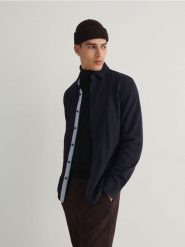 Bawełniana koszula slim fit - granatowy. Niebieskie koszule męskie Reserved, l, bez wzorów, z bawełny, bez kołnierzyka, bez ramiączek. Za 99.99 zł.