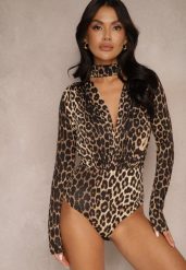 Brązowe Marszczone Body w Panterkę z Wiskozą i Ozdobną Zakładką Mortattia. Brązowe body Renee, bez wzorów, z jeansu. Za 79.99 zł.