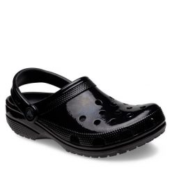 Klapki Crocs. Czarne klapki damskie Crocs, bez wzorów, bez obcasa, bez zapięcia. Za 169.99 zł.