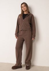 Brązowy Komplet Dresowy z Prążkowanej Dzianiny Szerokie Spodnie i Bluza z Kapturem Sinoh. Brązowe bluzy damskie Born2be, l, bez wzorów, z dresówki, eleganckie, bez ramiączek, z kapturem. Za 169.99 zł.
