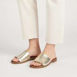 Klapki damskie Armodo, cholewka ze skóry naturalnej o prostej wsuwanej konstrukcji szeroki pasek stabilizujący stopę płaska podeszwa z lekkim profile. Żółte klapki damskie Armodo, na lato, bez wzorów, ze skóry, eleganckie, bez obcasa, na obcasie, bez zapięcia. Za 269.00 zł.