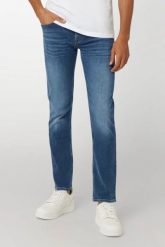 GUESS Niebieskie męskie spodnie jeansowe Finnley. Niebieskie jeansy męskie Guess, z bawełny, klasyczne. W wyprzedaży za 396.99 zł.