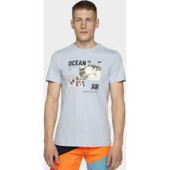 T-shirt męski TSM254 - jasny niebieski. Niebieskie t-shirty męskie 4F, m, bez wzorów, z bawełny, bez kołnierzyka, bez ramiączek. W wyprzedaży za 39.99 zł.