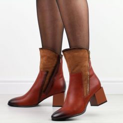 J.Brązowe botki damskie na obcasie Jezzi asa217-9. Brązowe botki damskie Jezzi, na jesień, bez wzorów, ze skóry, eleganckie, bez obcasa, na obcasie, bez zapięcia. Za 249.00 zł.