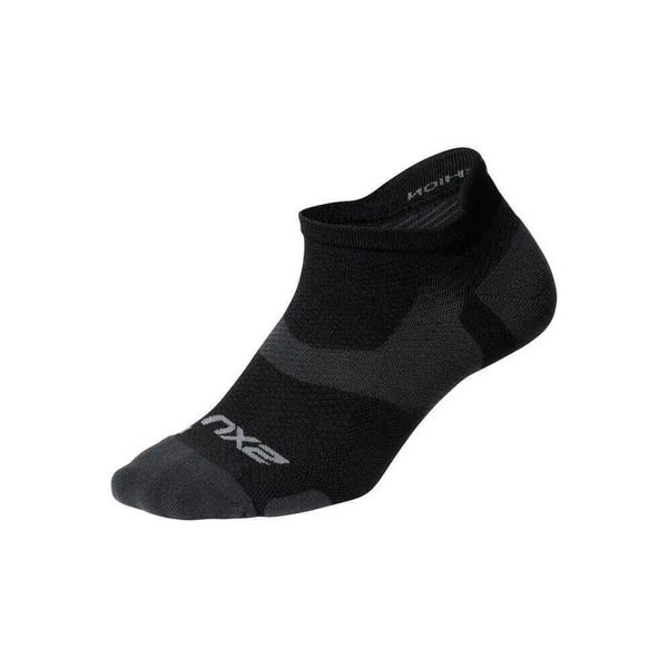 Niewidzialne skarpety 2XU Vectr LightCushion. Czarne skarpetki damskie 2XU, bez wzorów, z lycry. Za 151.50 zł.