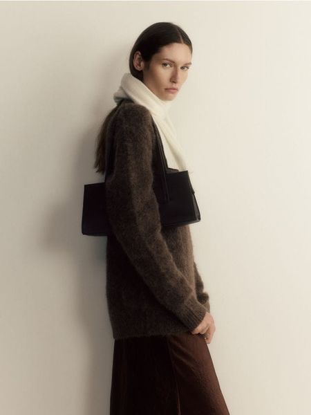 Wełniany szal z kaszmirem - kremowy. Białe szaliki damskie Reserved, bez wzorów, z kaszmiru. W wyprzedaży za 129.99 zł.