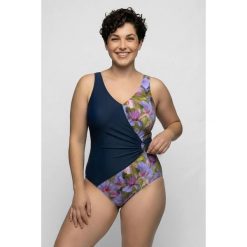 Damskie Strój kąpielowy efekt kopertowy miękkie miseczki ozdobny pierścień. Niebieskie stroje kąpielowe damskie Ulla Popken, plus size, bez wzorów, z elastanu. Za 239.99 zł.