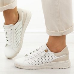 Białe skórzane półbuty damskie Jezzi 137. Białe półbuty damskie Jezzi, na jesień, w ażurowe wzory, z jeansu, casualowe, bez obcasa, na płaskiej podeszwie, bez zapięcia. Za 239.00 zł.