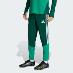 Spodnie treningowe Algeria 26. Zielone spodnie sportowe męskie Adidas, bez wzorów, z dresówki, do piłki nożnej. Za 279.00 zł.