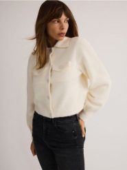 Kardigan z puszystego materiału - złamana biel. Kardigany damskie Reserved, l, bez wzorów, z dzianiny, bez kołnierzyka. W wyprzedaży za 79.99 zł.