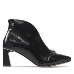 Botki Maciejka. Czarne botki damskie Maciejka, bez wzorów, bez obcasa, na słupku, bez zapięcia. Za 379.99 zł.