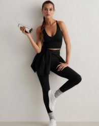 Damskie legginsy dłuższe, wysoki stan, invisible scrunch Shape Seamless czarne. Czarne legginsy damskie Aim'n, bez wzorów, z dzianiny. Za 303.00 zł.