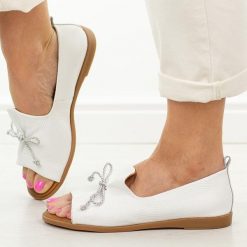 Białe skórzane płaskie sandały damskie Cambell 19388. Białe sandały damskie Cambell, bez wzorów, z jeansu, bez obcasa, na płaskiej podeszwie, bez zapięcia. Za 219.00 zł.