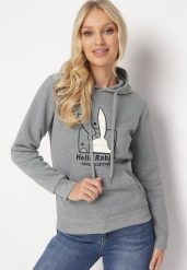 Szara Bluza Dzianinowa z Kapturem i Nadrukiem Jubida. Szare bluzy damskie Born2be, l, z aplikacjami, z dzianiny, casualowe, bez ramiączek, z kapturem. Za 84.99 zł.