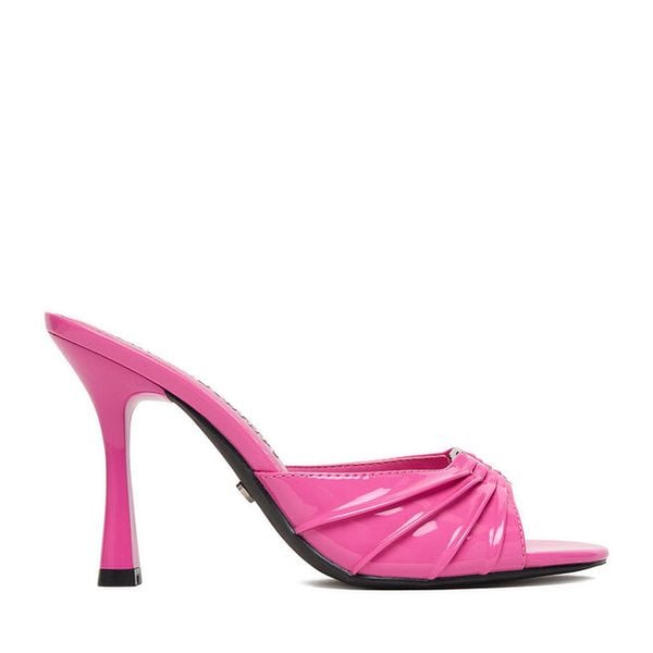 Klapki Juicy Couture. Czerwone klapki damskie Juicy Couture, bez wzorów, bez obcasa, bez zapięcia. Za 147.99 zł.
