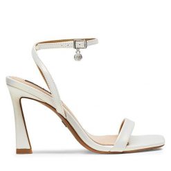 Sandały Nine West. Białe sandały damskie Nine West, bez wzorów, bez obcasa, na słupku, bez zapięcia. Za 184.99 zł.