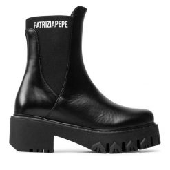 Botki Patrizia Pepe. Czarne botki damskie Patrizia Pepe, bez wzorów, bez obcasa, na słupku, bez zapięcia. Za 1,339.00 zł.