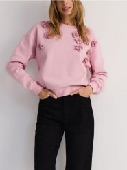 Bawełniana bluza z aplikacją - pastelowy róż. Czerwone bluzy damskie Reserved, l, z aplikacjami, z bawełny, bez ramiączek, bez kaptura. W wyprzedaży za 79.99 zł.
