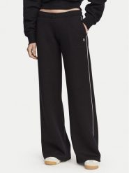 Guess Jeans Spodnie dresowe W6RB43 KD122 Czarny Regular Fit. Czarne spodnie sportowe damskie Guess Jeans, z aplikacjami, z dresówki. Za 283.99 zł.