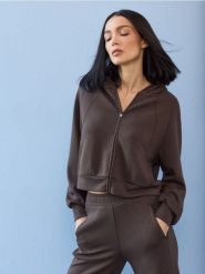 Rozpinana bluza z domieszką wiskozy i kieszeniami - brązowy. Brązowe bluzy damskie Sinsay, l, bez wzorów, z wiskozy, sportowe, bez ramiączek, bez kaptura. Za 59.99 zł.