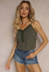 Ciemnozielony Top z Wiskozą i Lnem z Ozdobną Koronką Semialine. Zielone topy damskie Renee, l, z aplikacjami, z koronki, eleganckie, bez kołnierzyka, bez ramiączek. Za 39.99 zł.