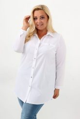 Elegancka biała długa zapinana na guziki koszula PLUS SIZE XXL. Białe koszule damskie Nasi partnerzy, plus size, bez wzorów, z poliesteru, eleganckie, bez kołnierzyka, bez ramiączek. Za 199.90 zł.