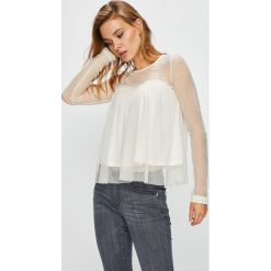 Guess Jeans - Bluzka Jessie. Białe bluzki damskie Guess Jeans, l, z aplikacjami, z elastanu, casualowe, bez kołnierzyka, bez ramiączek. W wyprzedaży za 159.90 zł.