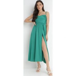 Zielona Sukienka Satynowa Rhodadia. Zielone sukienki damskie Born2be, bez wzorów, z satyny, wizytowe, bez kołnierzyka, bez ramiączek, maxi, kopertowe. Za 29.99 zł.