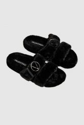 VALENTINO Czarne klapki damskie z syntetycznego futerka. Czarne klapki damskie Valentino by Mario Valentino, bez wzorów, z syntetyku, bez obcasa, bez zapięcia. W wyprzedaży za 489.99 zł.