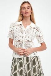 Sweter damski szydełkowany LIU JO. Swetry nierozpinane damskie Liu Jo, l, bez wzorów, bez kołnierzyka, bez ramiączek. W wyprzedaży za 719.20 zł.