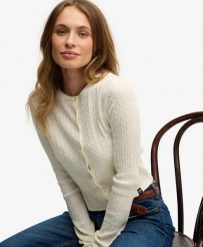 Superdry Lekki kardigan Essential z bawełny. Białe kardigany damskie Superdry, uniwersalny, z aplikacjami, z bawełny, eleganckie, bez kołnierzyka. Za 242.80 zł.