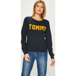 Tommy Hilfiger - Bluza. Niebieskie bluzy damskie Tommy Hilfiger, l, z aplikacjami, z bawełny, bez ramiączek, bez kaptura. W wyprzedaży za 299.90 zł.