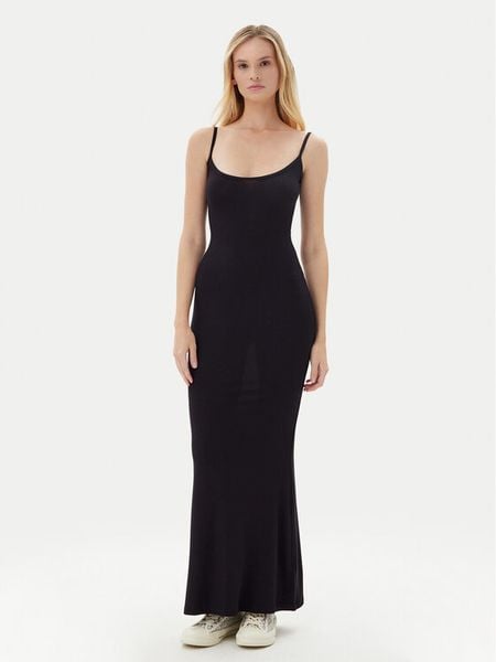 Guess Sukienka letnia O5GK10 KCDA2 Czarny Regular Fit. Czarne sukienki damskie Guess, na lato, xs, z aplikacjami, z syntetyku, bez kołnierzyka, bez ramiączek. Za 259.99 zł.