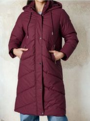 Pikowany płaszcz z kapturem - czerwony. Czerwone płaszcze damskie Sinsay, l, bez wzorów, bez kołnierzyka, z kapturem. Za 139.99 zł.