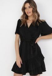 Czarna Sukienka Pereira. Czarne sukienki damskie Born2be, m, z aplikacjami, z materiału, bez kołnierzyka, bez ramiączek, mini, kopertowe. Za 149.99 zł.