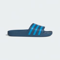 Klapki adilette Aqua. Niebieskie klapki damskie Adidas, bez wzorów, sportowe, bez obcasa, bez zapięcia. Za 99.95 zł.